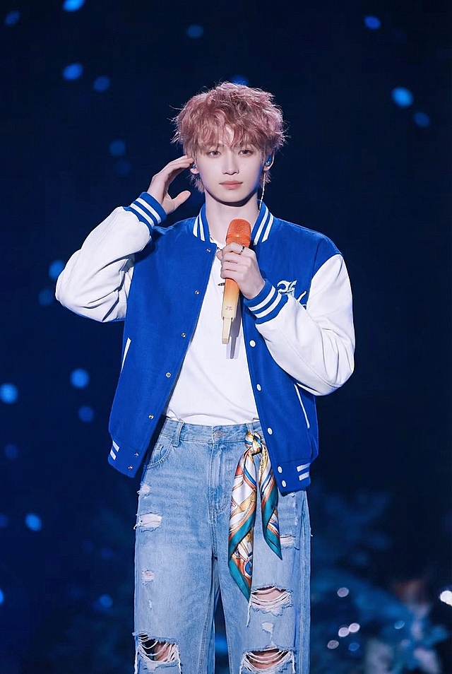 外套换成棒球服，内搭换成白色短袖，裤子换成这个，侧面加一条丝巾，其他保持不变