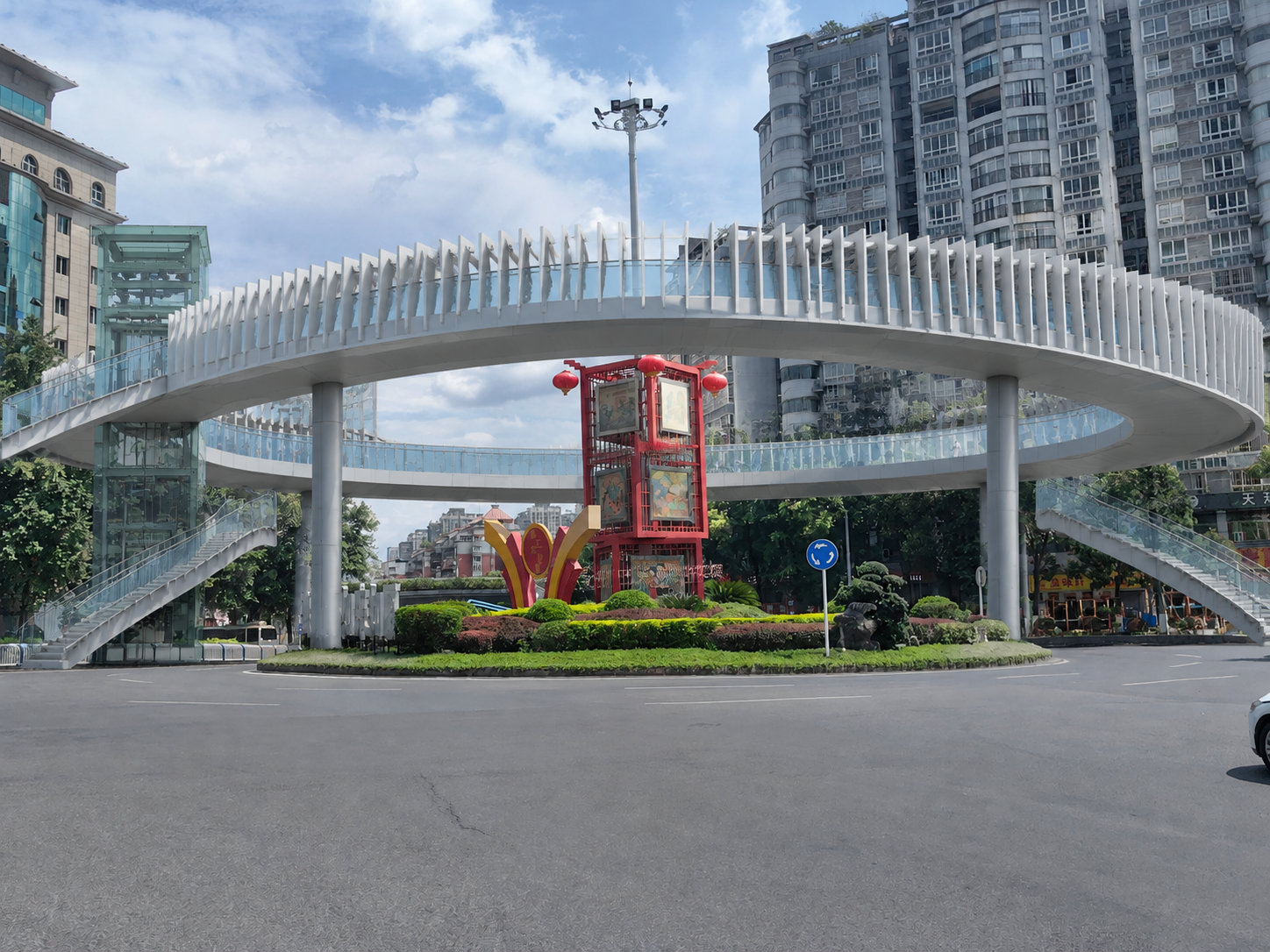 以这张重庆綦江九龙大道环岛街景现状照片为底，保持原图所有元素完… - 图片创意预览