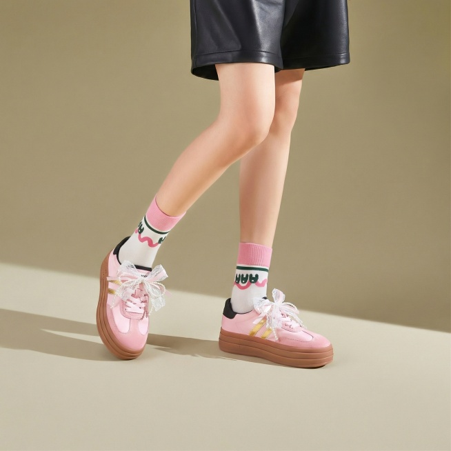 将图1的蕾丝珍珠蝴蝶结饰品装饰到图2的鞋带上，贴合鞋带位置，自然美观预览效果