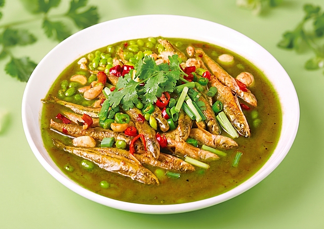调整菜品让它看起来更有食欲，把图片色调调整为偏春天的清新绿色调，增强菜品光泽感