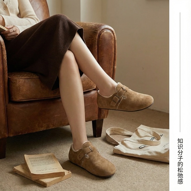 构图： 环境人像，但鞋子仍是视觉焦点。采用三分法构图。

内容： 女模特（仅露出腰部以下小腿和脚部）坐在一张复古皮革沙发或木质椅子上，双脚自然交叉或平放，穿着勃肯鞋。身旁的地上或椅子上，散落着一两本书预览效果
