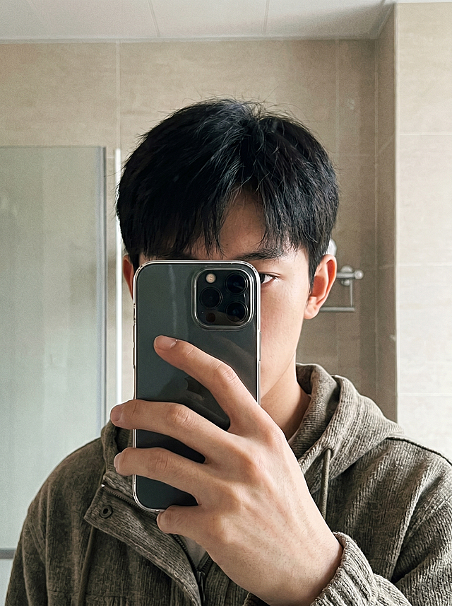 男生对镜自拍，风格自然真实，人像自然不假，参考原图构图，男生使用手机对镜自拍