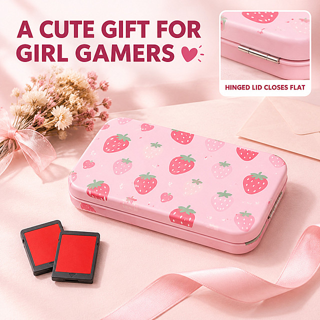 [主图-6] 商品名称「12-Slot Game Card Case for Switch Series Consoles — Pink Portable Cartridge Holder with 12 Micro SD Slots and Strawberry Print, Gift for Girl Gamers」。本张唯一任务：装好卡片后的真实使用状态与送礼场景。
[产品还原参考] 粉色哑光硬壳翻盖卡盒，圆角矩形，宽高厚比例约 8.2 : 5.8 : 1.4，盒面满印粉色草莓与浅粉果实插画（纯图形、无文字），带浅银色细金属铰链；内部两层托盘共 12 个游戏卡槽与 12 个 Micro SD 槽位；游戏卡为通用纯红色卡带（卡面纯色无图案、无品牌字样），Micro SD 为黑色小卡。
[统一基调] 粉嫩甜美的收纳小物信息图视觉：纯净白到浅奶粉粉背景（#FFFFFF→#FDF0F3），哑光粉色产品配深玫瑰标题（#A62B52）、暖灰辅助文字（#8A7C80）与草莓红强调（#E1416B）；单一几何无衬线粗体仅以字号层级区分；卡片 16px 圆角白卡 + 1px 浅粉描边，图标 2px 线性描边；左上柔光，右下自然接触阴影。
[画面] 主画面是浅粉柔光桌面上的送礼氛围场景：闭合状态的草莓图案卡盒盖好放在中央，内部已装满红色通用游戏卡与黑色 Micro SD 卡（透过打开的上一张表示已完成收纳，此处画面中卡盒为闭合状态、旁边放两张通用红色游戏卡以示已收纳），旁边配一小束干花、一枚素色无字信封卡与一段浅粉丝带；背景为柔焦的浅粉墙面与暖光；画面中无人、无手；右上角放一个 16px 圆角白卡微距小窗作为证据组件，展示卡盒铰链与盖合缝隙的细节，窗内带英文短标签。
[光影质感] 柔和暖光与影棚柔光融合，哑光硬壳有柔和高光与细腻质感，产品与桌面接触处有自然阴影，产品与场景透视一致，不悬浮。
[配色] 沿用统一基调；环境以暖白、浅粉、干花米色为环境色，不出现高饱和干扰色块。
[文字版式] 主标题置左上，深玫瑰粗体大字 "A CUTE GIFT FOR GIRL GAMERS"；右上小窗标签为深玫瑰小号粗体 "HINGED LID CLOSES FLAT"；全图仅英文文案，禁止中文、错字。
[输出要求] 1:1 正方形；负向：任何中文、多余数字与尺寸数值、酒窠或品牌图案、品牌标志与平台 Logo、水印、人物、人脸、手部、手指、变形、模糊、杂乱。