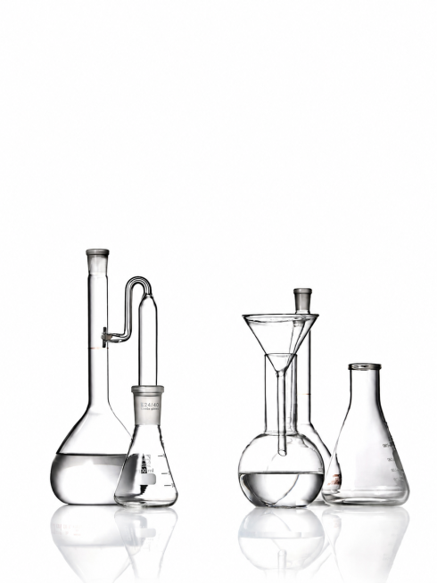 去除图片前方的产品和顶部所有文字，保留所有玻璃实验仪器，保持纯白色背景、极简高级的摄影风格和光影质感不变预览效果