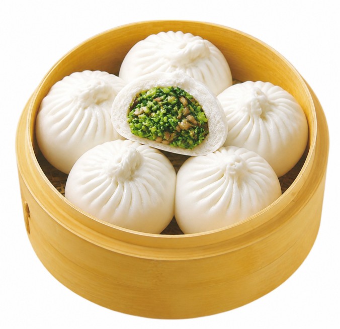 参考原图风格，在竹蒸笼里重新生成，一共六个包子，五个完整的包子在下方，上面放半个切开的包子，露出青菜香菇馅料，保持真实美食摄影风格，白色背景预览效果