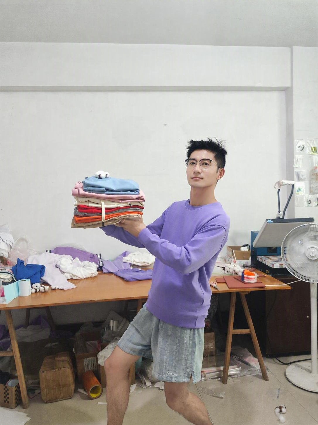 保持人物姿势完全不变，保持背景、衣物、桌面物品、风扇等所有环境… - 图片创意预览