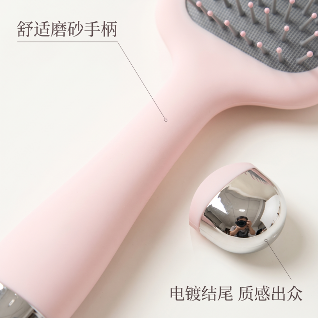 [主图 7] 手柄细节展示，突出舒适握持设计
[氛围风格] 温柔奶油ins风，干净明亮
[画质] 商业摄影质感，光线柔和通透，产品清晰真实，画面干净高级
[元素] 保持气垫梳产品手柄外观、颜色、材质与预览效果
