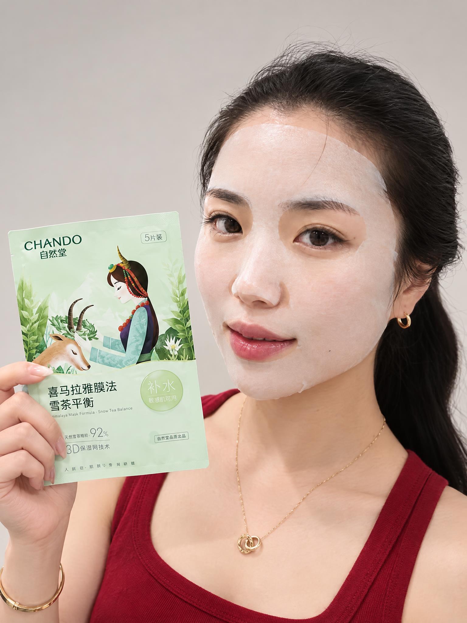 专业美妆产品棚拍，年轻东亚女性模特，黑色头发扎成低马尾，面容与… - 图片创意预览