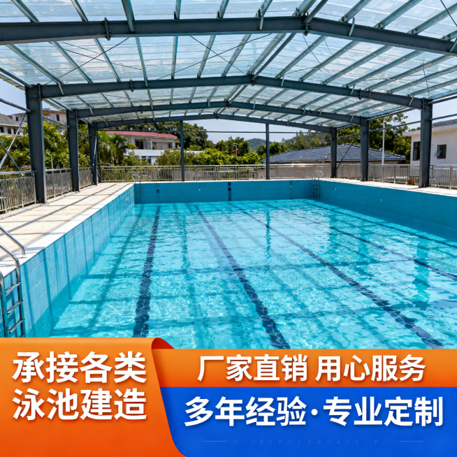 钢结构泳池主图，1:1比例，高清摄影风格，顶部为室外屋顶泳池图片，底部添加橙色和蓝色横幅文字区域，包含'承接各类泳池建造'、'厂家直销 用心服务'、'多年经验·专业定制'等文案，商业宣传风格预览效果