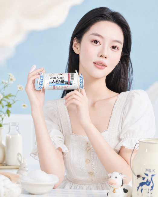 商业拍摄，模特穿着牛奶牧场风格的衣服，手持大白兔奶皂产品展示，高清商业摄影，干净简约ins风预览效果