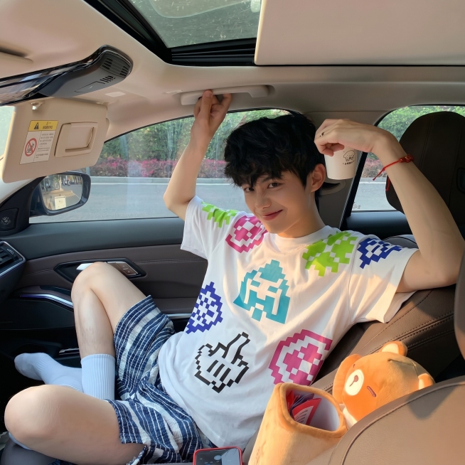 让图中的模特穿上第一张图里的像素图案白色短袖T恤，保持模特姿势和背景不变预览效果