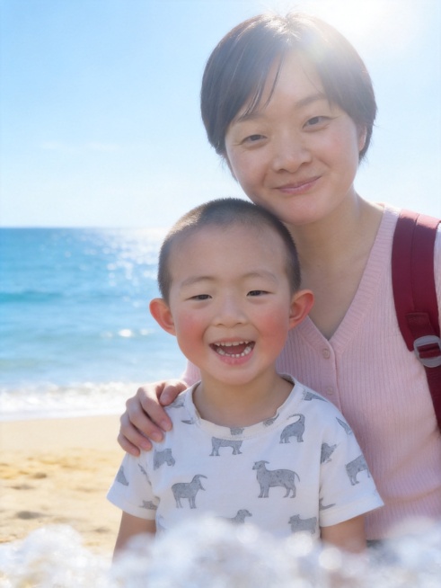 生成海滩度假亲子双人合影写真（单幅画面，无拼图），仅保留参考图1双人人物脸型、发型、年龄等特征，忽略参考图中的配饰，日系胶片清新风格，低饱和清透蓝调，富士胶片颗粒感，色彩干净通透，柔和自然日光，逆光勾预览效果