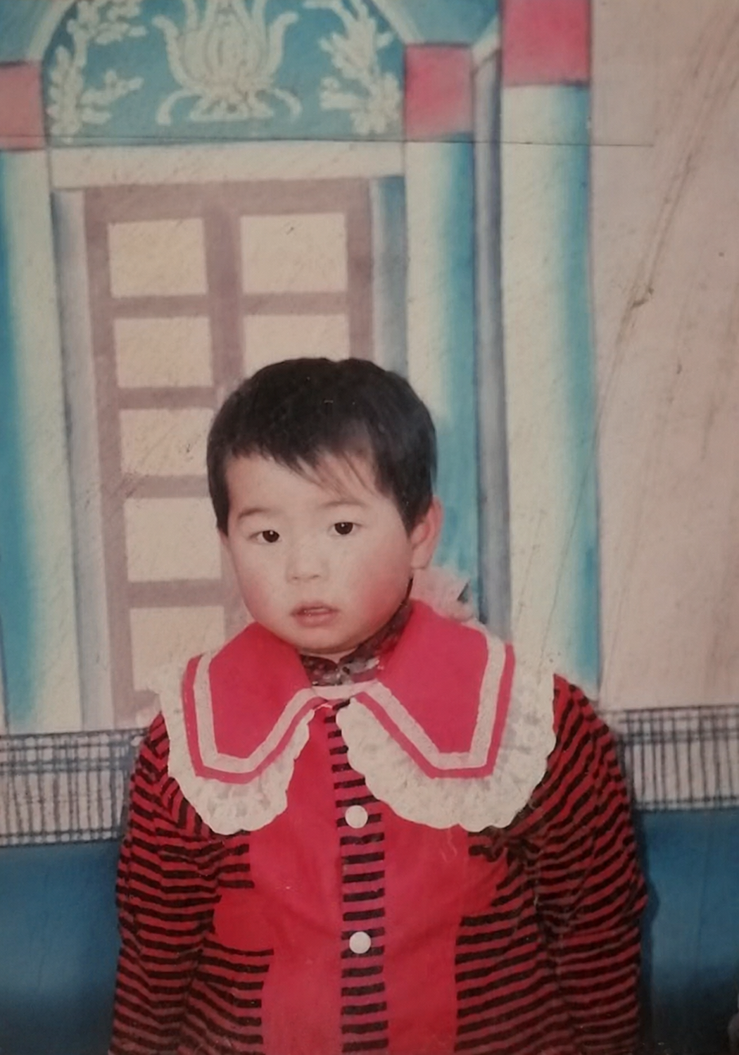 去掉画面左侧穿粉色衣服的小孩，完整保留中间穿红色衣服的小孩，背… - 图片创意预览