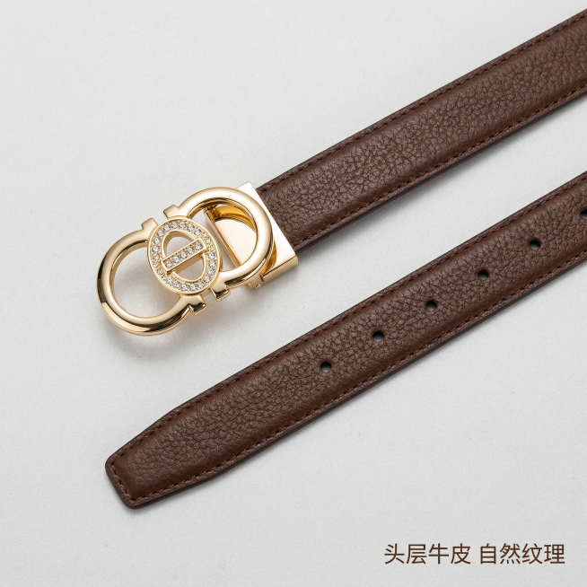 [主图 2] 棕色头层牛皮女士皮带细节展示
[氛围/风格] 简约高端，专业棚拍，突出材质纹理
[画面元素] 皮带局部细节特写，聚焦头层牛皮的自然纹理和金属带扣的光泽质感，皮带平整放置，清晰展示皮质纹理预览效果