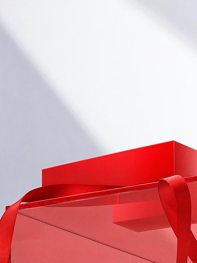 移除画面中所有的护肤品瓶身（白色瓶装 OSM 产品：软管、按压瓶等全部产品），只保留红色礼盒、丝带与背景。补全被产品遮挡的礼盒盒盖与盒面区域，使礼盒结构完整、红色纸质质感与光影过渡自然。最终画面干净、没有任何产品与文字残留，保持原有构图、色调、光照方向和细腻质感。