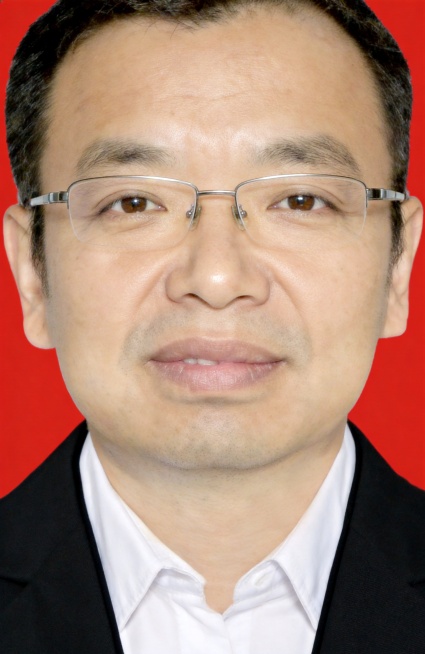 修复这张人物证件照，移除眼镜上的紫色和白色反光，让眼镜变通透干净，保留人物、服装、红色背景和原图所有特征不变，画质清晰自然，保持照片真实感预览效果