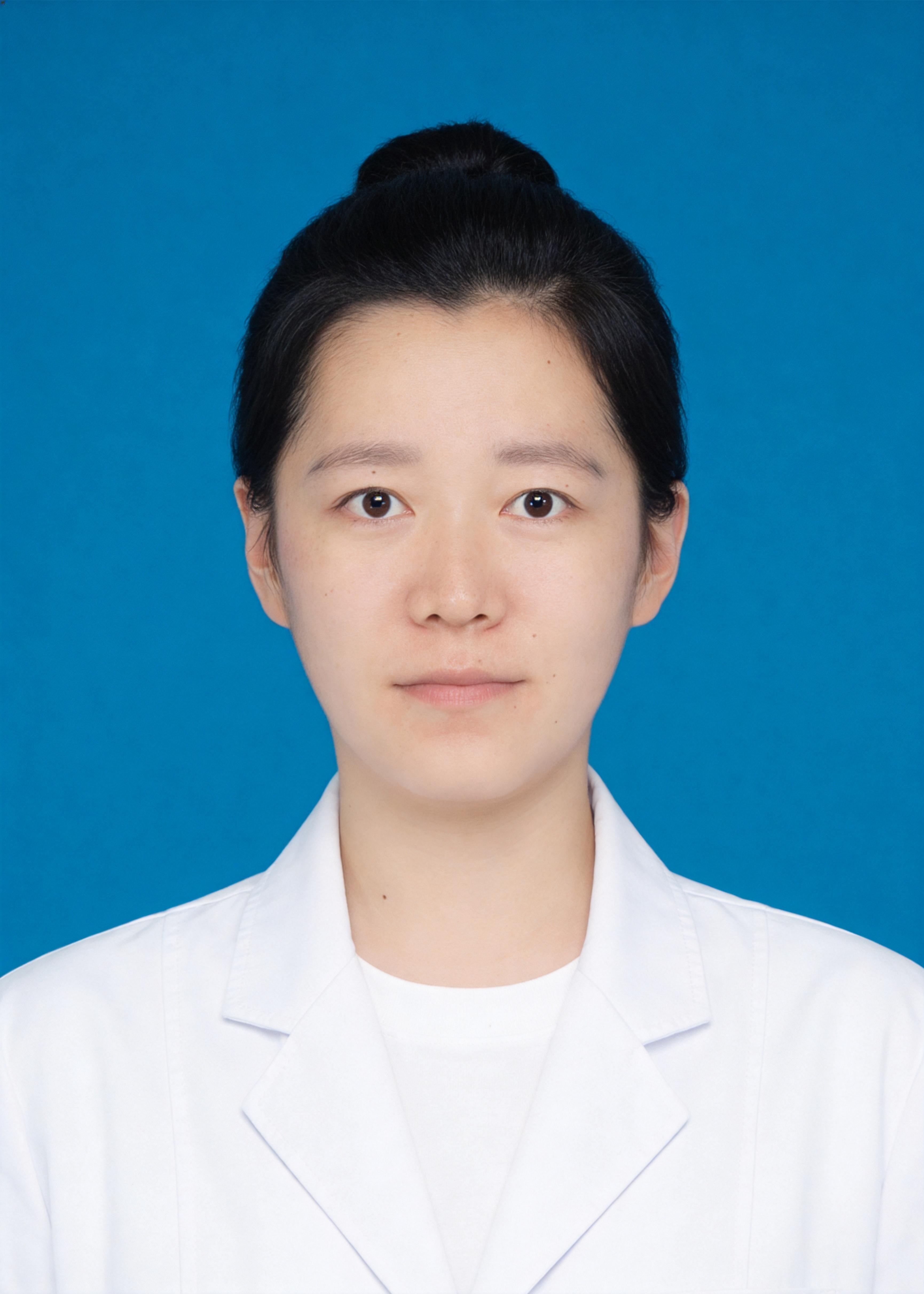保留第一张图中人物发型、脸型、年龄特征生成标准样式纯正面证件照… - 图片创意预览