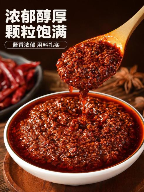 [第3屏] 酱料质地特写屏-麻辣香锅酱浓郁质地展示。本屏使用【图3】作为主体展示。
[氛围/风格] 微距美食摄影，油润诱人质感，突出酱料颗粒分明的真实状态。
[元素布局] 木勺舀起浓稠酱料放置在画面右预览效果