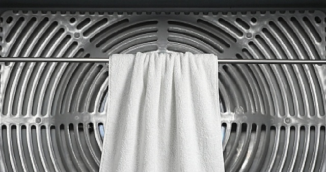 一条毛巾竖着搭在不锈钢杆子上面