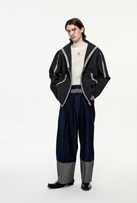 将产品进行商业级精修，去除瑕疵、划痕，光影立体感强烈，材质明暗关系强烈，提升整体质感和高级感，整体亮度提高。预览效果