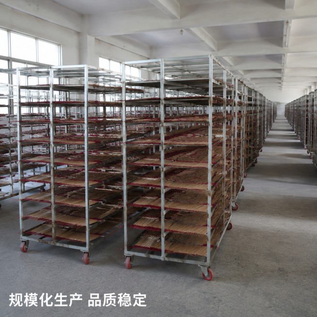 [主图-5] 沉香竹签香工厂规模展示。氛围风格规模化生产，专业可靠。画质大场景纪实摄影，清晰通透。元素车间内多层移动晾晒架整齐排列，每层都摆满晾晒中的沉香竹签香，场面开阔，体现规模化生产，产品颜色形态预览效果