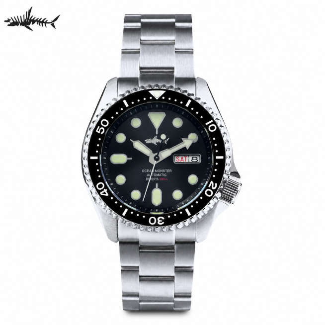 「图片1」，生成一套主图（5张）商品： 精工（Seiko）旗下Ocean Monster系列自动机械潜水腕表，完整正面展示，位于画面中央，构图居中对称，清晰无遮挡。 主体类型及外观特征： 属于专业潜水预览效果