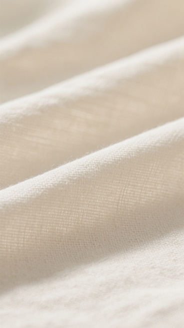 高清特写的米白色布料纹理，呈现出细腻的经纬交织结构，具有自然的亚麻质感，布料表面带有轻微的肌理起伏和柔和的光泽，整体色调统一为温暖的米白色，纹理均匀分布，无明显图案或装饰，展现出简约质朴的自然材质美感，光线柔和地照亮布料表面，凸显其真实的编织细节和材质触感。预览效果