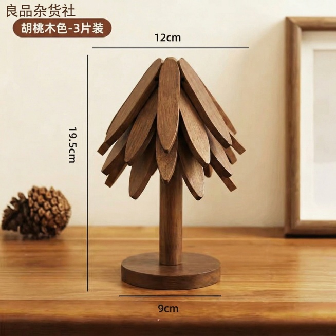 生成淘宝主图，展示胡桃木色树型楠竹隔热垫，搭配简约厨房场景，添加店铺名称“良品杂货社”，标注“胡桃木色-3片装”，风格平实不夸张，1:1比例预览效果