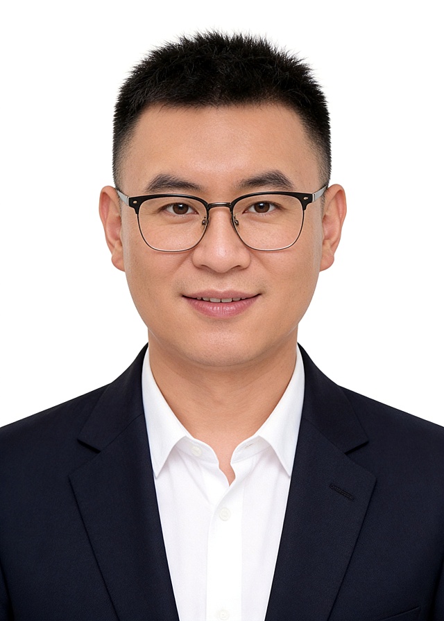 保留第一张图中人物发型、脸型、年龄特征生成标准样式纯正面证件照;人物主体严格居中,头部大小与位置严格对齐第二张图,双肩水平平衡,面部中轴线对齐画面中心,正视前方;标准证件照构图,人物绝对居中;头顶上方距离上边缘高度10%,下巴距离画面下边缘高度30%,人物主体占比约68%;肩部平展与画面水平轴平行;头部占比严格对齐第二张图;标准焦段50mm,纯正面,入境范围头部至胸部以上区域,F/4光圈(兼容F/2.8-F/4区间),平视视角(镜头与人物视线完全齐平),正视视图;人物绝对居中(居中构图),位于画面中心;严格限定标准证件照规格;头顶上方距离上边缘高度10%,下巴距离画面下边缘高度30%,肩部平展,头部占比严格对齐垫图;成年亚洲男性,身着深色西装外套,内搭白色衬衫,佩戴眼镜,眼镜无反光,提亮肤色,消除暗沉,清透裸妆,隐形毛孔,均匀肤色,唇色自然提亮;肤色白皙细腻,肤质呈现匀净哑光质感(自然白皙);轻透裸妆+重点提亮;唇色润泽(半哑光质地);眼神澄澈,看向镜头,气质自信,嘴角微微上扬表情自然;耳廓可见度一致;肩部平展,肩线与画面水平轴平行;头肩比例协调呈现;免冠,五官完全露出,不戴帽子,无头饰,无发带,露出双耳、不遮挡眉毛、整洁、发色自然;去除救生衣,去除手表,去除短裤,去除鞋子;柔和正面顺光均匀柔光,面部明亮无硬影,画质清晰,零噪点降噪;面部清晰;均匀柔和布光,无明显阴影,面部光影干净,柔光正面打光,自然光影过渡,皮肤质感细腻,哑光质感,极简纯色白色背景;背景亮度均匀且统一(哑光质感);高清锐利画质,细节清晰可见;零噪点处理;色彩还原自然,专业证件照质感,高清人像质感,细腻皮肤纹理,严格按照第一张图内容生成,分辨率4K,禁止裁切头顶,禁止额头被截,禁止超大头,禁止主体溢出画面,禁止偏头/倾斜,头顶上边距8-10%,头部高度60-68%,双眼高度56-58%,严格对齐第二张垫图,画面比例5:7