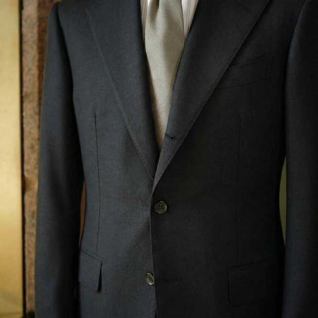 根据生成的西装款式生成3张产品细节图（面料特写，领口特写，开襟特写，比例1:1）预览效果