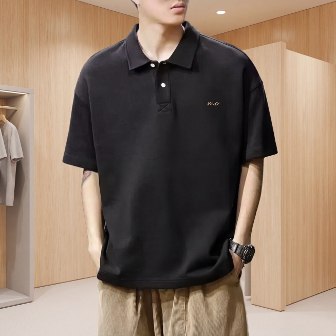 超写实男士服装摄影。
主体：上装占画面60%，核心展示面完整不裁切，充满画面，绝对主导，中景构图，严格参照上传产品图，完整保留所有可见组件、部件、本体几何轮廓、结构、比例、材质质感、颜色、图案与上传图预览效果
