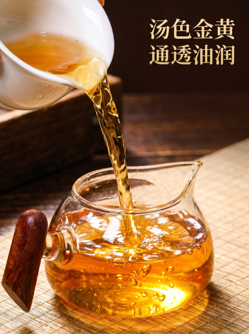 [详情页图6] 公道杯分茶动态展示竖版图，延续轻奢国风风格。
[氛围风格] 中式雅致，动态突出茶汤通透质感。
[画质] 商业摄影质感、光线柔和通透、产品清晰真实、画面干净高级。
[元素] 从品茗杯往玻预览效果
