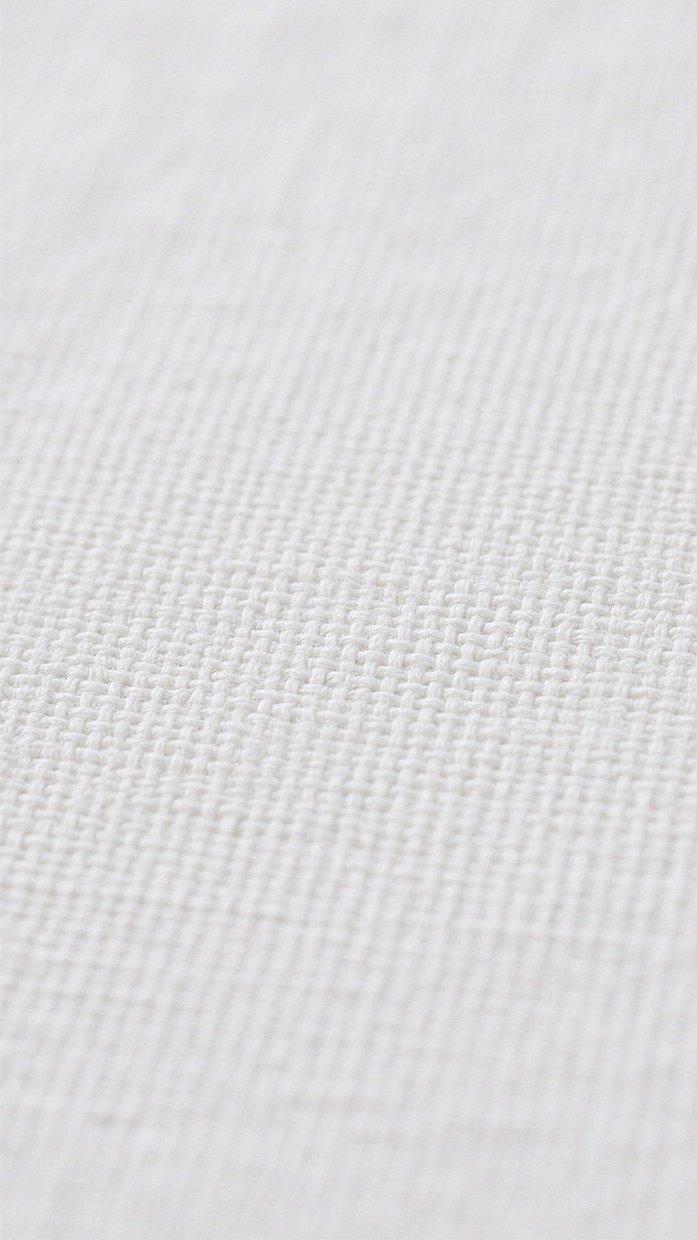 纯白色布纹背景，细腻的亚麻织物纹理，经纬线交织形成均匀的网格状图案，布面平整无褶皱，具有轻微的肌理感和柔和的哑光质感，整体呈现出简约、干净、素雅的视觉效果，光线均匀柔和，无明显阴影，纹理清晰自然，充满质朴的材质美感。