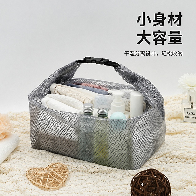 [主图-2] eva防水收纳包大容量满载展示
[氛围风格] 实用展示风，整洁清晰
[画质] 商业摄影质感、光线柔和通透、产品清晰真实、画面干净高级
[元素] 大号灰色eva防水收纳包打开状态，内部装满了泳衣、沐浴瓶、毛巾等旅行洗护用品，整齐摆放，直观展示大容量收纳能力。保持收纳包外观、物理结构、材质质感、颜色与输入产品图绝对一致，杜绝任何变形和色差，精细化处理。商品主体占比严格控制在75%左右，画面满屏无边框。
[光影] 均匀影棚布光，正面光照充分，内部物品清晰可见，高光不溢出
[配色] 浅灰色背景，主体灰色收纳包，内部物品色彩柔和不抢主体
[视角构图] 45度斜侧平视，突出开口和内部容量，景深较浅，背景虚化突出主体
[文字版式] 右上负空间，大字文案：小身材 大容量，黑色粗体，下方小字标注：干湿分离设计，轻松收纳，字号缩小
[比例分辨率] 1:1 比例，4k 分辨率，文字清晰可辨，超高清
[负向提示词] 变形，文字错乱，产品图模糊，背景杂乱，水印，电商平台Logo