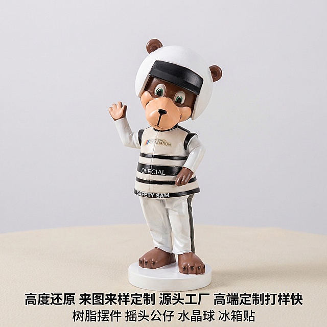 [垫图] https://gdesign-dam-hz.dancf.com/35908705431955546/e5cbae0b57bc4f6c9df6115fd00f21fc.jpg
[主图主题] 头盔小熊摆件电商主图
[氛围/风格] 明亮温馨电商实拍风格，超高清写实，质感细腻，背景简约干净
[画面元素] 头盔小熊摆件放置在原图浅色桌面上，保留原图产品造型、颜色、比例和正面微侧角度完全不变，背景替换为纯净浅灰色纯色简约背景，产品主体完整居中展示，占据画面约60%区域，柔和自然光突出树脂纹理和立体轮廓，背景干净无任何多余杂物
[配色色系] 主色：产品自身棕色 白色 黑色；辅助色：浅米色桌面，浅灰色背景，色彩柔和协调
[视角构图] 完全保留原图正面微侧俯视拍摄角度，景深适中，主体清晰突出，边缘完整不切割
[文字版式] 图片底部桌面区域居中放置文字，第一行黑色文字"高度还原 来图来样定制 源头工厂 高端定制打样快"，第二行黑色文字"树脂摆件 摇头公仔 水晶球 冰箱贴"，字体大小对比清晰，文字分行居中排列，完全不遮挡产品主体，四周保留充足安全边距，整体构图平衡舒适，符合国内电商主图规范。