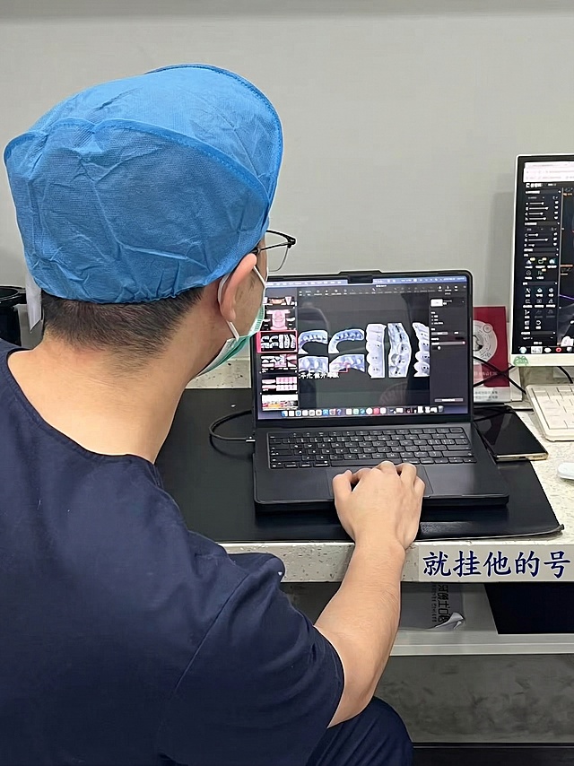 在这张图片的右下角添加文字“就挂他的号”，使用楷体，深蓝色字体，保持图片原有内容和画质不变