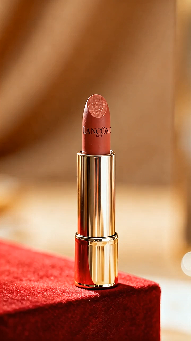 鎏金质感唇膏，复古优雅设计，金属光泽与柔光光影交织，重拟物风呈现奢华时尚之美。