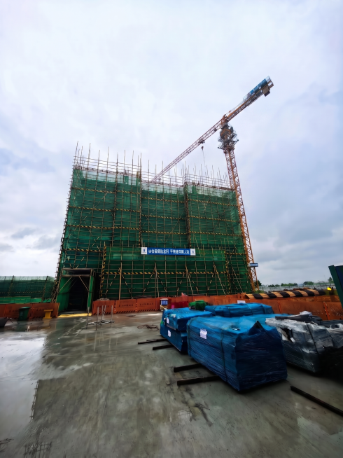 保持塔吊原本的位置不变，将在建楼再加高一层达到八层，同时跟着塔吊同步向上加高，保留前景工地所有元素和湿滑场景，保持真实工地风格预览效果
