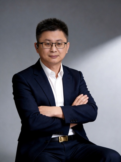 参考原图生成职场男士形象照，保留人物脸型、发型、年龄、服装姿势和灰色背景，去除手腕上的手表，自然修复手腕处皮肤，保持整体自然真实，专业写实风格，高清画质预览效果