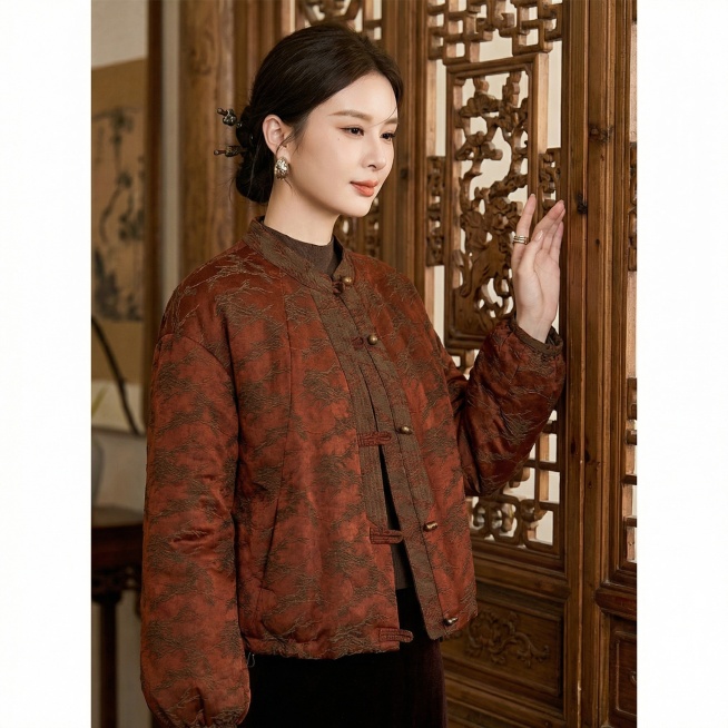 这是一款羽绒服外套，帮我生成10张人物模特图片，10张图片不同角度，一个图一个人物特写，要求同一个女生模特，背景相同，古风复古风格，要与图中模特脸，背景不一样，模特年龄大约28-40岁之间预览效果