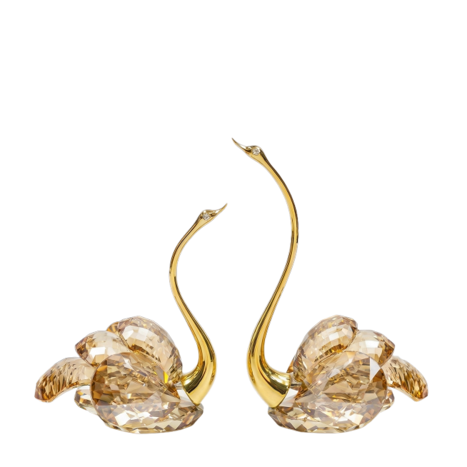 轻奢高级感1:1正方形电商主图首屏，杂志级排版，严格还原上传产品图的颜色、造型、细节，产品尺寸比例保持1:1。主视觉为一对香槟色水晶天鹅摆件居中展示，天鹅姿态优雅，背景轻奢家居，居中置顶主标题“挚爱天预览效果