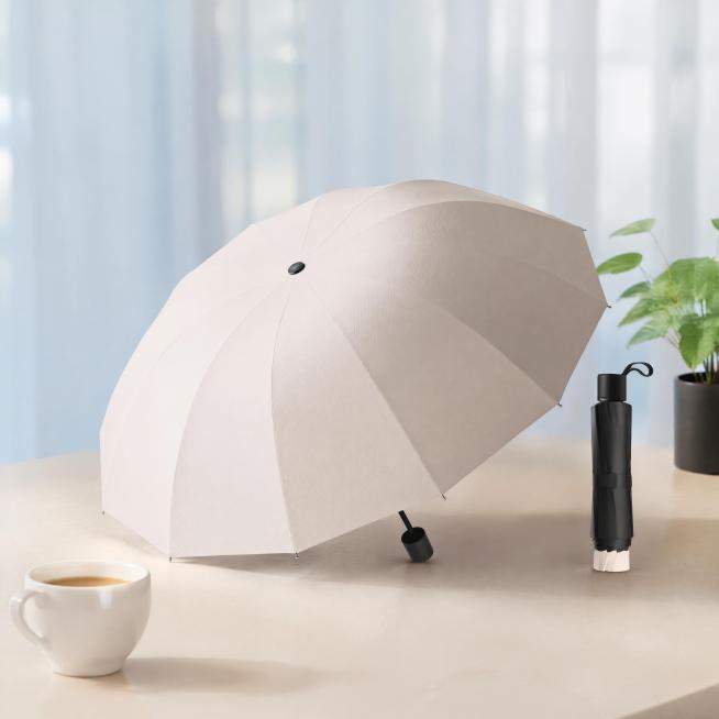 商业级产品摄影
主体：折叠晴雨伞严格参照图3产品图，完整保留组件、轮廓、结构、比例、材质、颜色与产品文字信息，产品占画面60%-70%，完整不裁切，绝对主导，中景构图，清除产品本体之外的营销文字信息，预览效果