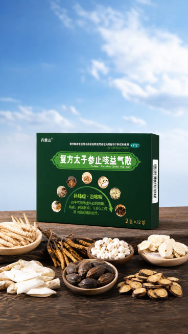 深绿色中药盒子放在深色木案上，盒面印有"复方太子参止咳益气散"和"补肺虚·治咳喘"小字。木案前景不规则摆放太子参、冬虫夏草、浙贝母、天花粉、槟榔、白及、甘草七味药材，带有自然阴影。背景是虚化的明亮天空预览效果