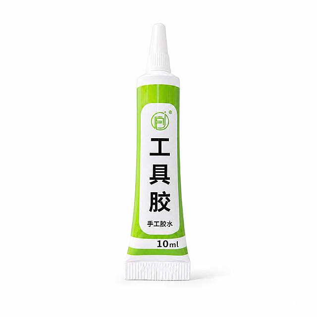 产品精修，产品置于纯白背景上，专业商业棚拍光，5500K标准中性白光，轮廓光，体积光，曝光正确，强烈真实立体感，标准透视校正，正常透视焦段，保持正视图机位，接地处保留干净浅淡的自然接触阴影，严禁大片投影、脏灰阴影和悬浮感，主体居中，商品完整入画不裁切，商品外轮廓视觉体量约画面60%-80%，四边均匀留白约10%-20%，严禁满幅铺满与贴边顶满，极致超清画质，细节清晰锐利，商业级实拍质感，保留原图真实材质与结构细节，提升商品洁净度和商业新品感，清除旧痕、灰暗、脏斑和不均匀色块，保留原图颜色分区、材质色相、结构和功能细节，禁止整体提亮改色，修复边缘毛糙、锯齿、抠图感，边缘自然清晰过渡，锁定原图商品颜色，颜色以输入图为唯一参考，分段部件颜色边界按原图锁定，锁定原图商品轮廓、件数、部件位置、连接关系、标签文字和可见功能细节，只做精修不重绘结构，软管压边、管口、盖体、罐口、肩线、标签和容量比例与原图一致，禁止改开口方向、改盖型、拉伸瓶身或重排文字，去除非售卖主体杂物、背景文字与装饰元素，严禁误删商品结构，亮面塑料质感，高光明确，曲面反光顺滑，表面光洁，正视图，比例1:1