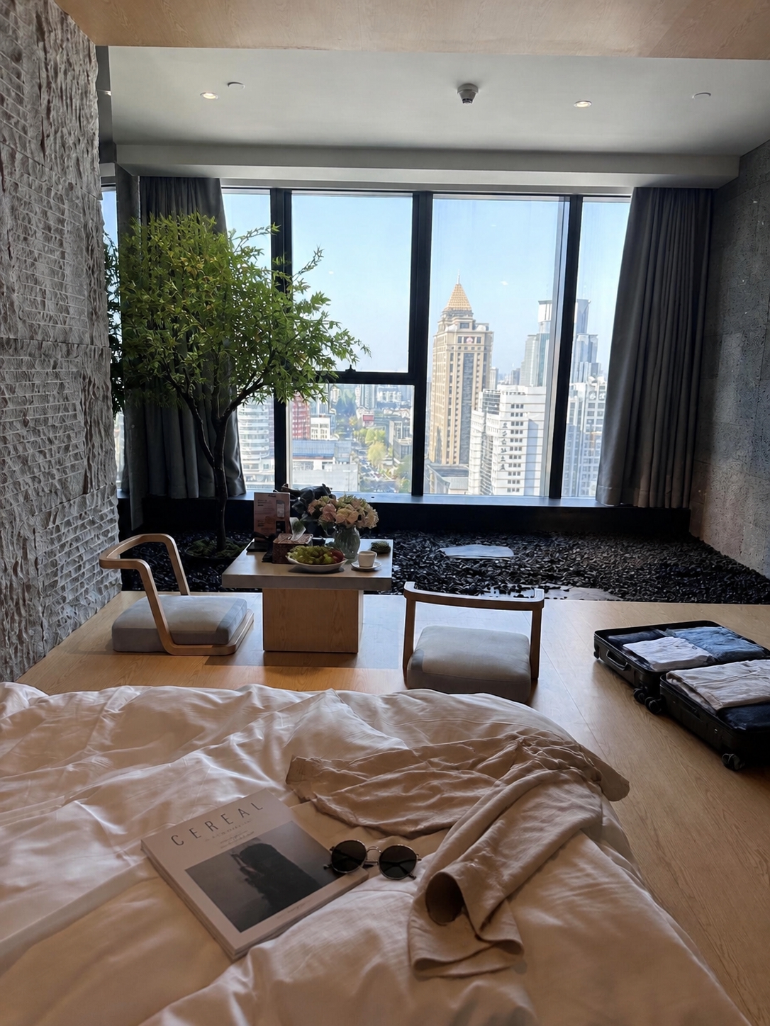 保持房间原有布局、家具、窗户景观和整体风格完全不变，进行以下修… - 图片创意预览