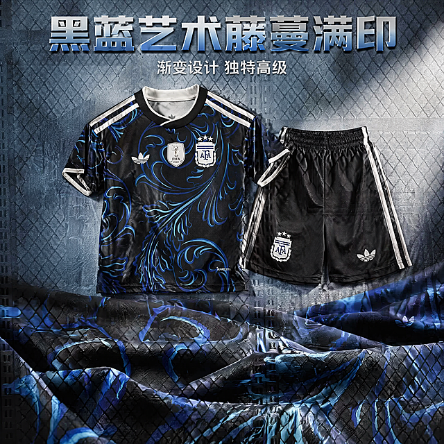 [主图] 2026美加墨世界杯阿根廷国家队三叶草复古足球服套装（上衣+短裤），严格还原上传产品图的所有细节，包括颜色、LOGO位置、文字内容、图案元素，保持产品外观物理结构、材质质感、颜色与输入产品图绝对一致，杜绝任何变形和色差，精细化处理。视觉风格：复古文艺（美式复古+复古画报风）+细质轻奢风+潮流先锋酸性设计风，字体风格：无衬线极简文字+金属渐变质感文字。主标题：黑蓝艺术藤蔓满印，副标题：渐变设计 独特高级。信息布局：球衣面料藤蔓花纹特写占据画面下半部分，上半部分展示球衣整体。主标题位于顶部居中，蓝银金属渐变质感；副标题位于主标题下方，白色无衬线字体。排版形式：居中对称排版+大小层级排版。设计感强调：使用侧光打亮面料，清晰展现蓝黑渐变花纹的层次和质感，背景为浅蓝灰色酸性纹理，提升整体潮流感。商业摄影质感、光线柔和通透、产品清晰真实、画面干净高级。商品主体占比严格控制在60%-80%之间，画面满铺无边框。保持1:1比例，4k分辨率，文字清晰可辨，超高清。变形，水印，文字错乱，产品图模糊，背景杂乱为禁止内容。