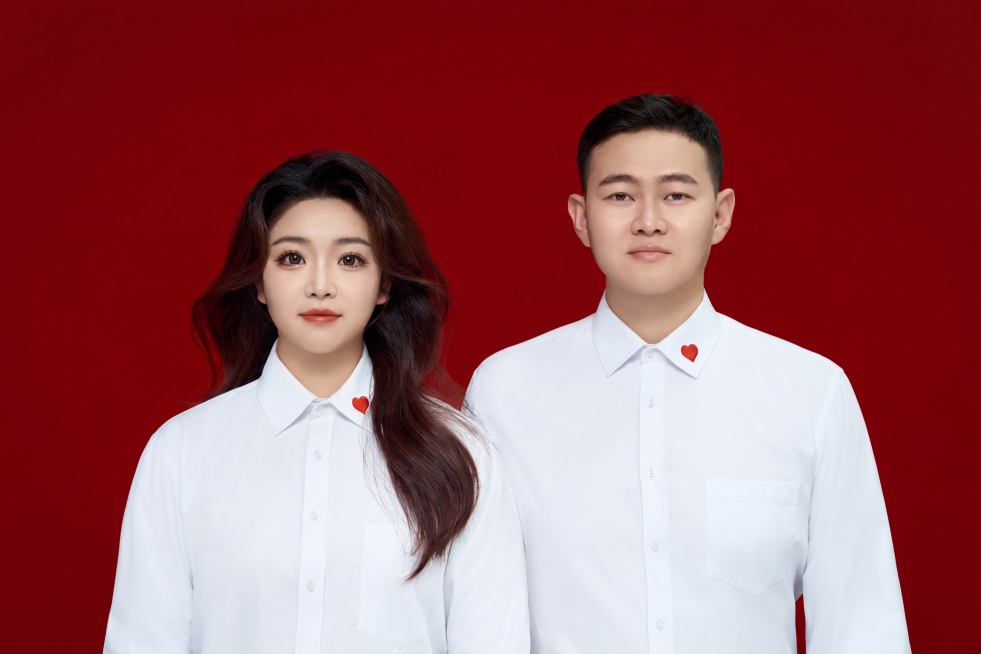 提升图片整体清晰度，将图中女孩的眼睛适当放大，保留原图的构图、人物、服装和红色背景不变预览效果