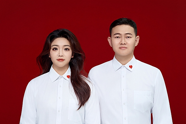 提升图片整体清晰度，将图中女孩的眼睛适当放大，保留原图的构图、人物、服装和红色背景不变