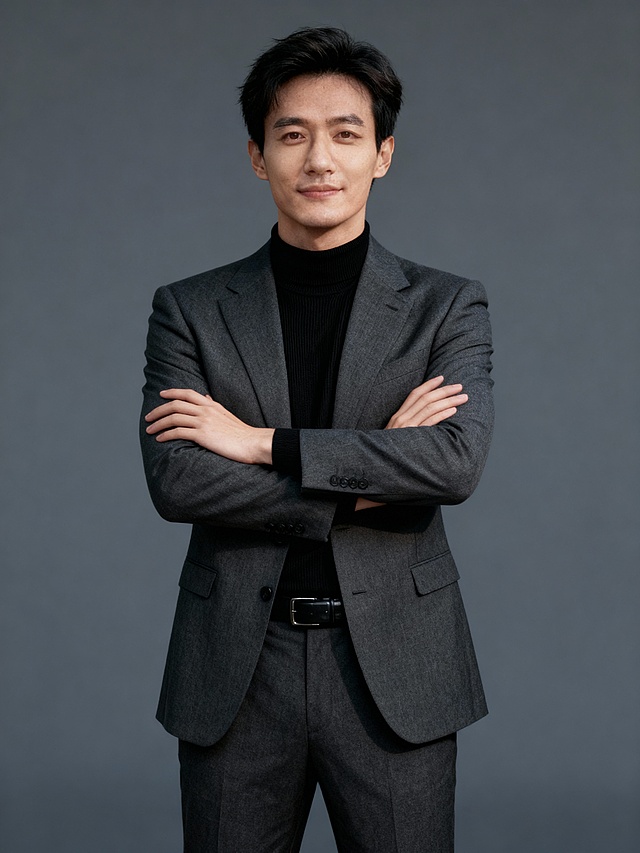 黑色西装双手抱胸男士形象照