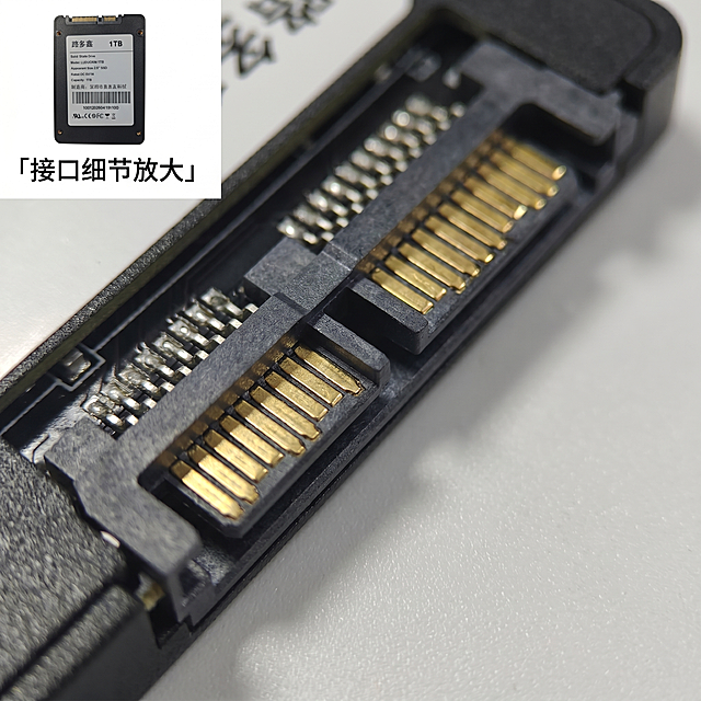 [主图-6] 接口细节特写
[氛围风格] 微距细节质感
[画质] 超高清商业微距摄影，纹理清晰，细节锐利
[元素] 特写展示SSD固态硬盘SATA3.0金手指接口部分，放大细节展示工艺品质，接口金属触点清晰呈现光泽和做工。背景虚化突出接口细节，左上角保留完整SSD产品缩略图，标注「细节放大」。保持接口和产品材质颜色与原图一致
[光影] 侧光突出金属触点光泽和纹理，反光自然，细节清晰可见
[配色] 黑色产品本体，金色触点，浅灰色虚化背景，文字黑色清晰
[视角构图] 特写构图，接口占据画面中心，缩略图放置在左上角，主次分明
[文字版式] 缩略图下方小字标注「接口细节放大」，不遮挡特写主体
[比例分辨率] 1:1比例，2k分辨率，细节清晰，超高清
[负向提示词] 变形，水印，文字错乱，细节模糊，背景杂乱